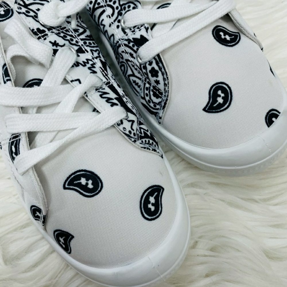 ‼️CLEARANCE PRICE FIRM‼️White Bandana Sneakers🖤🤍 - Picture 6 of 9